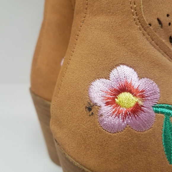 Floral Embriodered Tan Cowboy Boots - Picture 14 of 14
